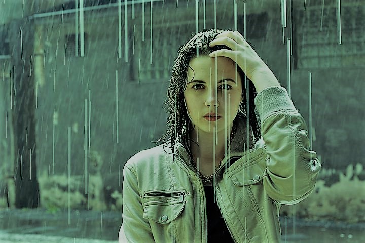 Jeune femme sous la pluie