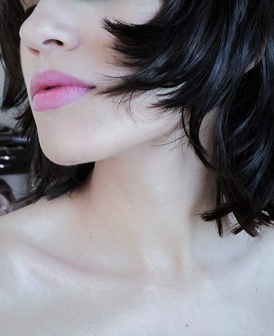 Visage de femme avec les lèvres roses